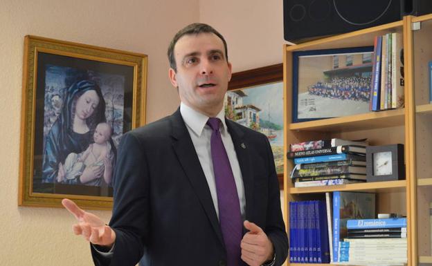 El profesor de la ULE Ramón Ángel Fernández inauguró la jornada de orientación profesional en Peñacorada