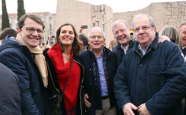 El presidente del PPCyL, Alfonso Fernández Mañueco, la diputada del PP en las Cortes de Cataluña, el candidato del PP a la alcaldía de Barcelona Josep Bou, el alcalde de León, Antonio Silvan y el presidente de la Junta, Juan Vicente Herrera, en la concentración 'Por una España Unida ¡Elecciones ya!'