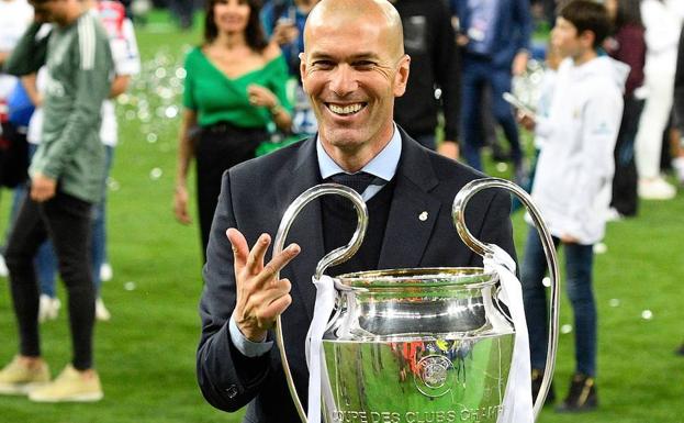 Zinedine Zidane posa con la Champions conquistada en el Olímpico de Kiev. 