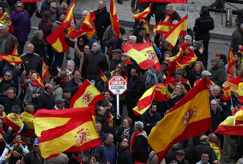 PP, Ciudadanos y Vox concentran a miles de manifestantes en la Plaza de Colón