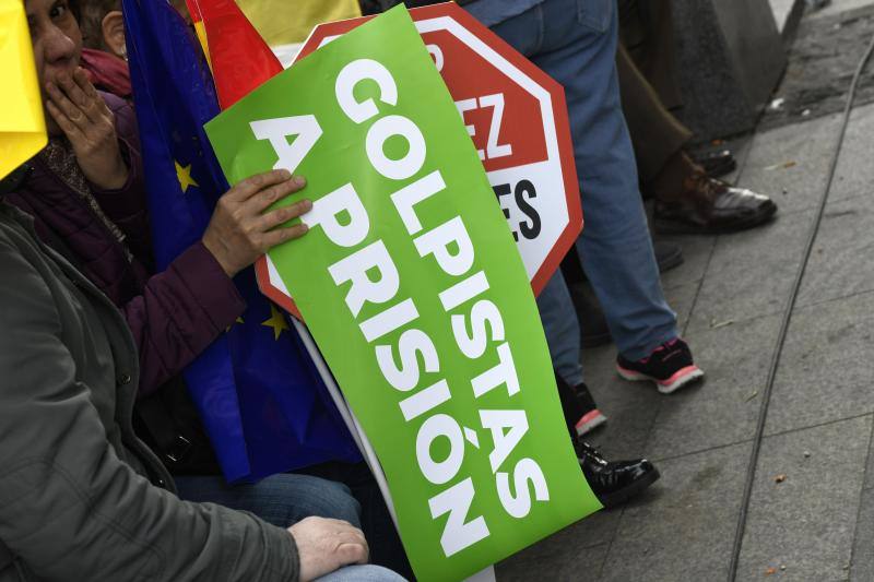 PP, Ciudadanos y Vox concentran a miles de manifestantes en la Plaza de Colón