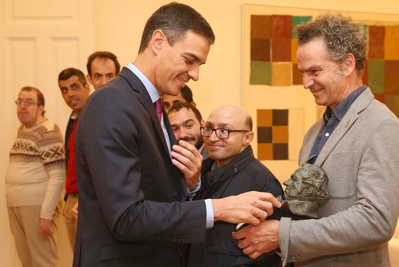 El presidente del Gobierno, Pedro Sánchez, ha recibido en la Moncloa al equipo de la película 'Campeones', ganadora del Goya a la mejor película de 2018. En la recepción ha participado el leonés Jesús Vidal, 'Goya' al 'Mejor actor revelación.