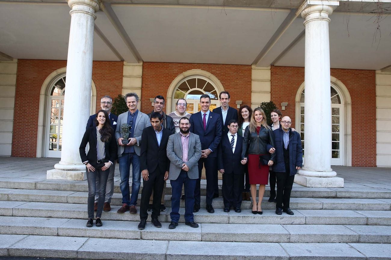 El presidente del Gobierno, Pedro Sánchez, ha recibido en la Moncloa al equipo de la película 'Campeones', ganadora del Goya a la mejor película de 2018. En la recepción ha participado el leonés Jesús Vidal, 'Goya' al 'Mejor actor revelación.