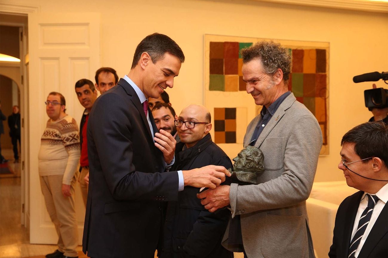 El presidente del Gobierno, Pedro Sánchez, ha recibido en la Moncloa al equipo de la película 'Campeones', ganadora del Goya a la mejor película de 2018. En la recepción ha participado el leonés Jesús Vidal, 'Goya' al 'Mejor actor revelación.