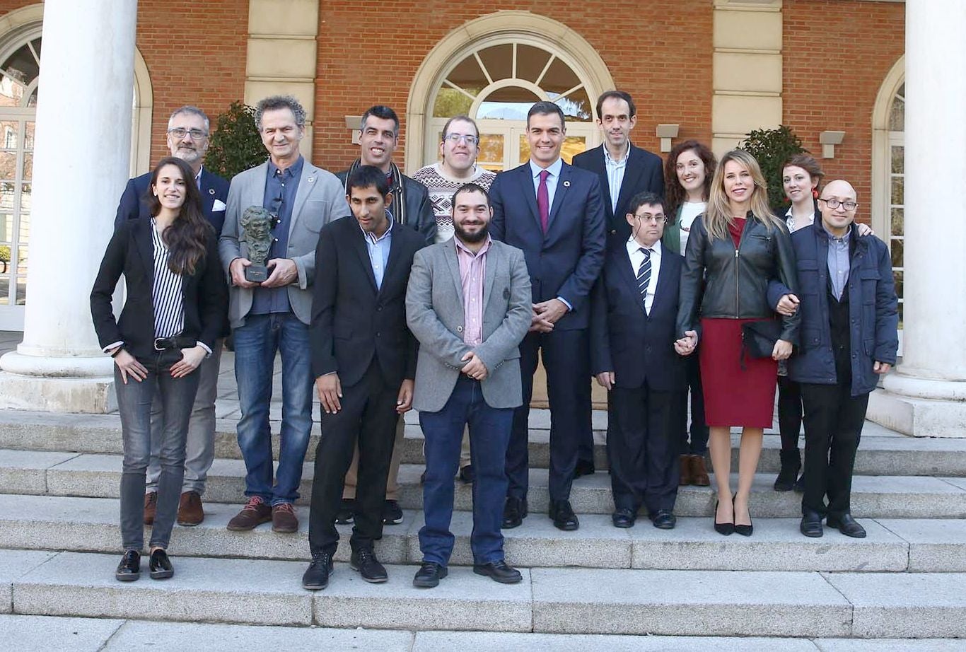 El presidente del Gobierno, Pedro Sánchez, ha recibido en la Moncloa al equipo de la película 'Campeones', ganadora del Goya a la mejor película de 2018. En la recepción ha participado el leonés Jesús Vidal, 'Goya' al 'Mejor actor revelación.