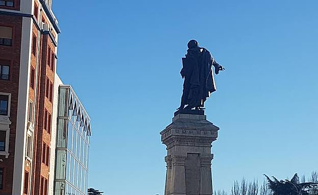 Imagen principal - Imagen de Guzmán, este lunes, ya sin andamios.