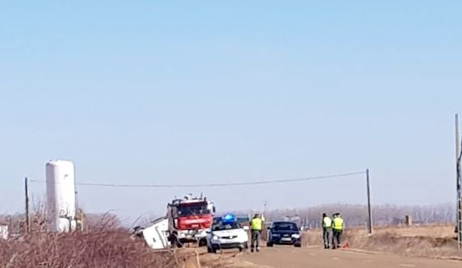 Los Bomberos y los responsables de seguridad de la empresa están analizando el vertido del camión para retirarlo sin mayores consecuencias