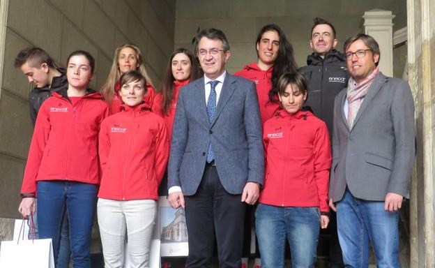 Juan Martínez Majo, presidente de la Diputación de León, junto a los miembros del Eneicat.