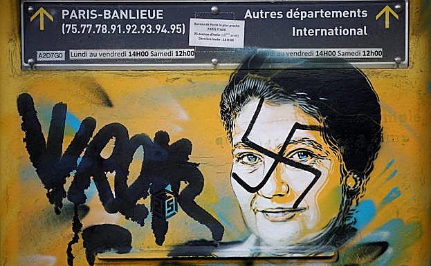 El mural de Simone Veil sobre el que han pintado los vándalos. 