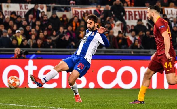 Adrián López remata en la acción del gol del Oporto.