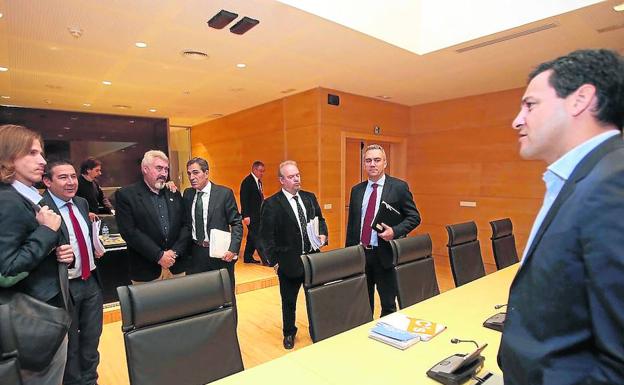 Miembros de la comisión que investiga la trama eólica en una reunión de noviembre de 2016.