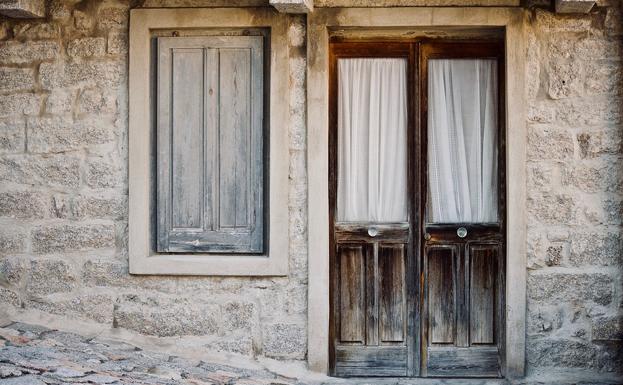 Imagen de una vieja casa abandonada.