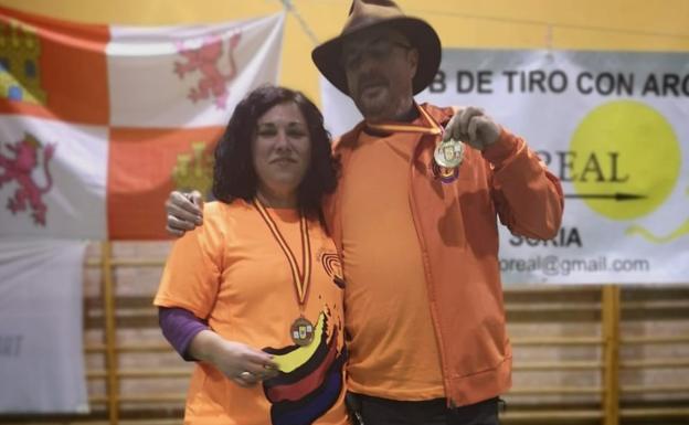 Miguel Ángel López y Mari Paz Marín, con sus medallas.