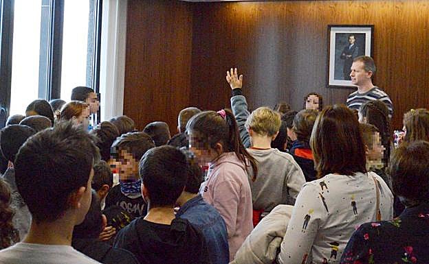 Un instante de la visita y las preguntas al alcalde de Villaquilambre.