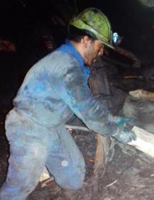 Imagen secundaria 2 - Las tres generaciones de mineros en el Pozo Casares. Bar cerrado en Tremor de Arriba. Y Carlos Calvete padre, trabajando en el interior del Pozo Casares