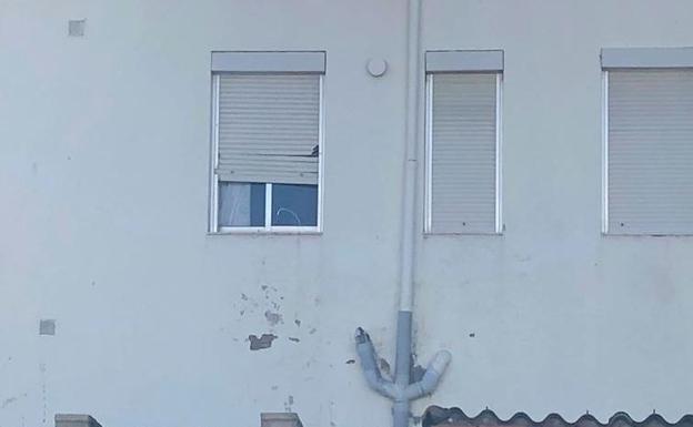 Fotografía de una de las viviendas a la que accedieron los ladrones. En la fachada, la imagen del rastro dejado por los ladrones hasta la llegada a la ventana de la vivienda. 