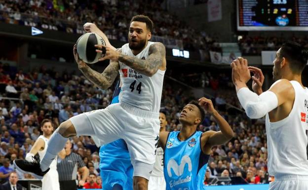 Jeffery Taylor (i), en una acción del Real Madrid-Estudiantes.