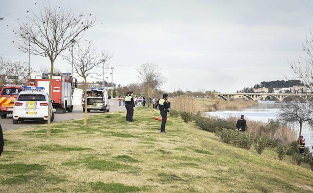 El cuerpo fue visto desde una de las lanchas de la Unidad Militar de Emergencia y rescatado del agua por los bomberos.