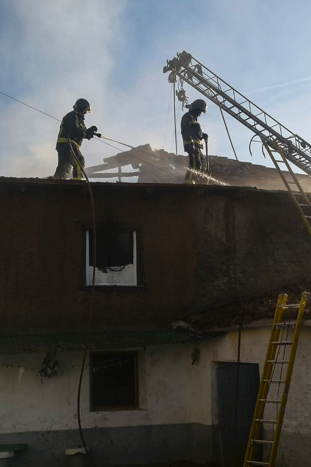 Fotos: Incendio en una vivienda de Valduvieco