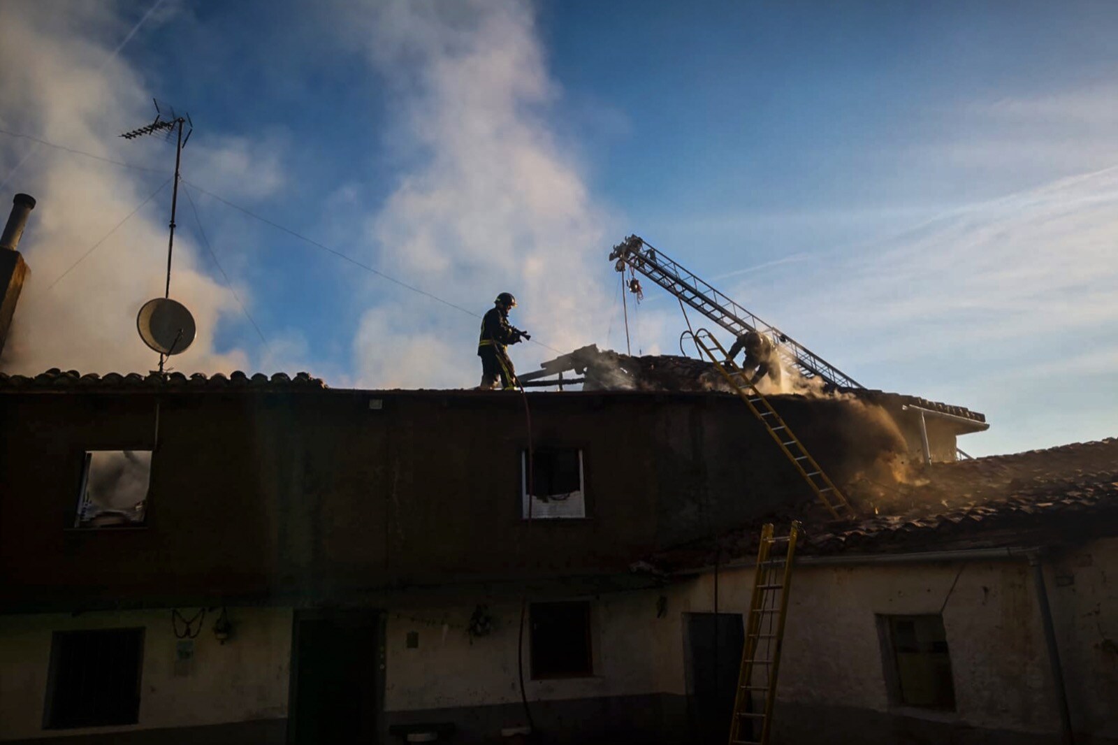 Fotos: Incendio en una vivienda de Valduvieco