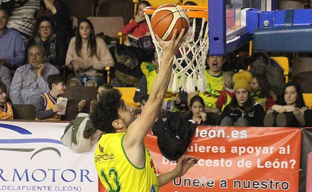 Lance de un partido de Basket León.