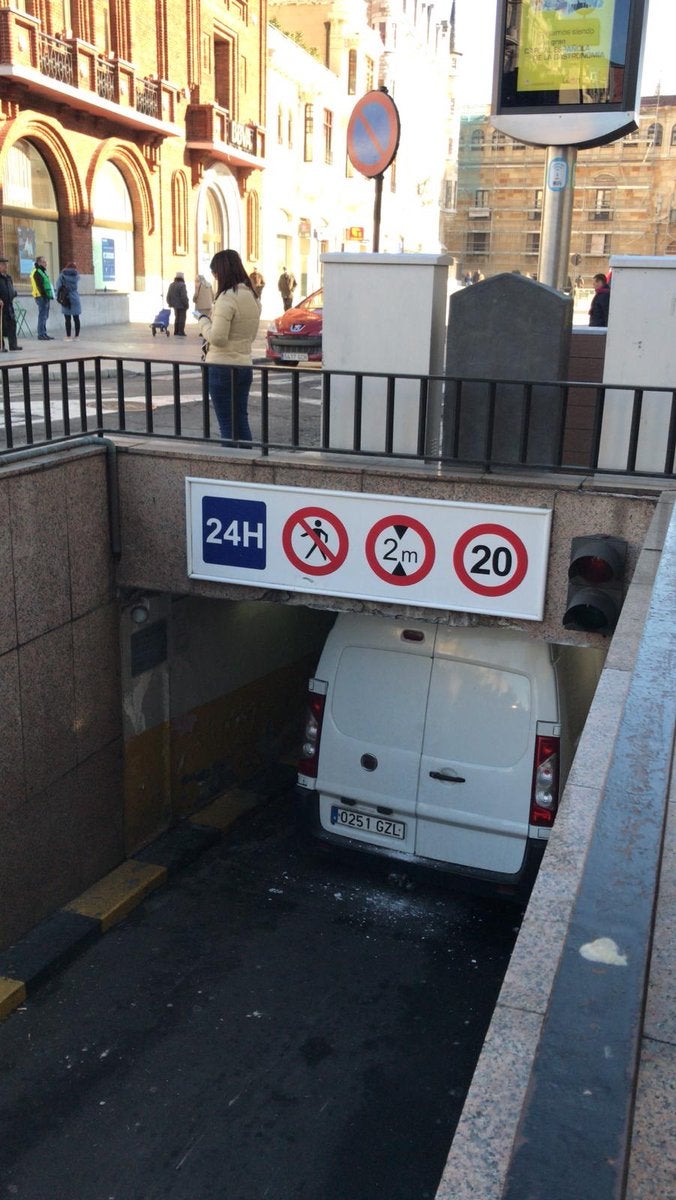 Imagen de la furgoneta atrapada en la rampa de acceso. 