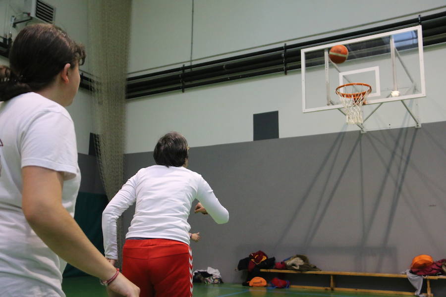 Fotos: Las &#039;campeonas&#039; del equipo de baloncesto de Asprona