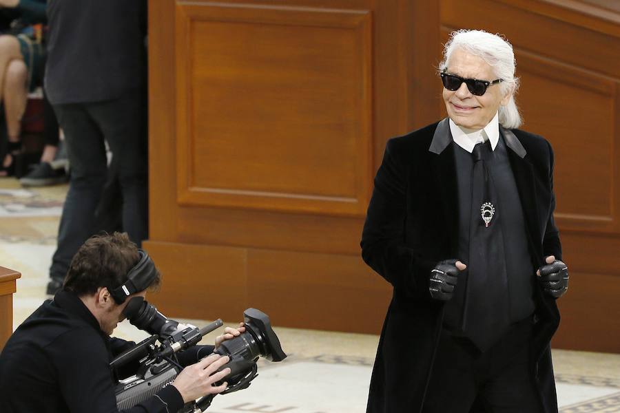 El diseñador alemán Karl Lagerfeld, conocido por haber dirigido las creaciones de la firma francesa Chanel desde 1983, ha fallecido este martes a los 85 años de edad.