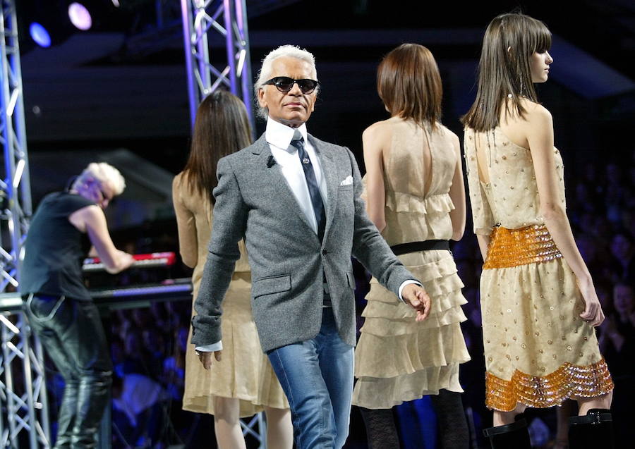 El diseñador alemán Karl Lagerfeld, conocido por haber dirigido las creaciones de la firma francesa Chanel desde 1983, ha fallecido este martes a los 85 años de edad.