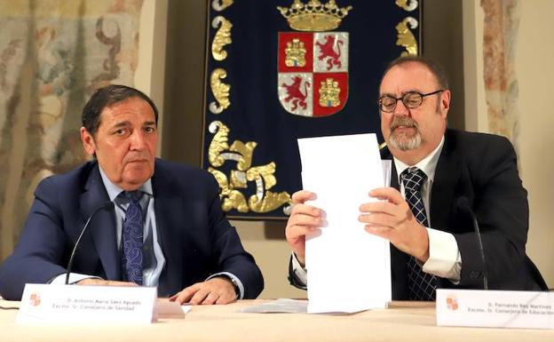 El consejero de Sanidad, Antonio Sáez Aguado, y el de Educación, Fernando Rey, presentan la orden que regulará medidas de atención al alumno que presenta necesidades sanitarias o sociosanitarias,