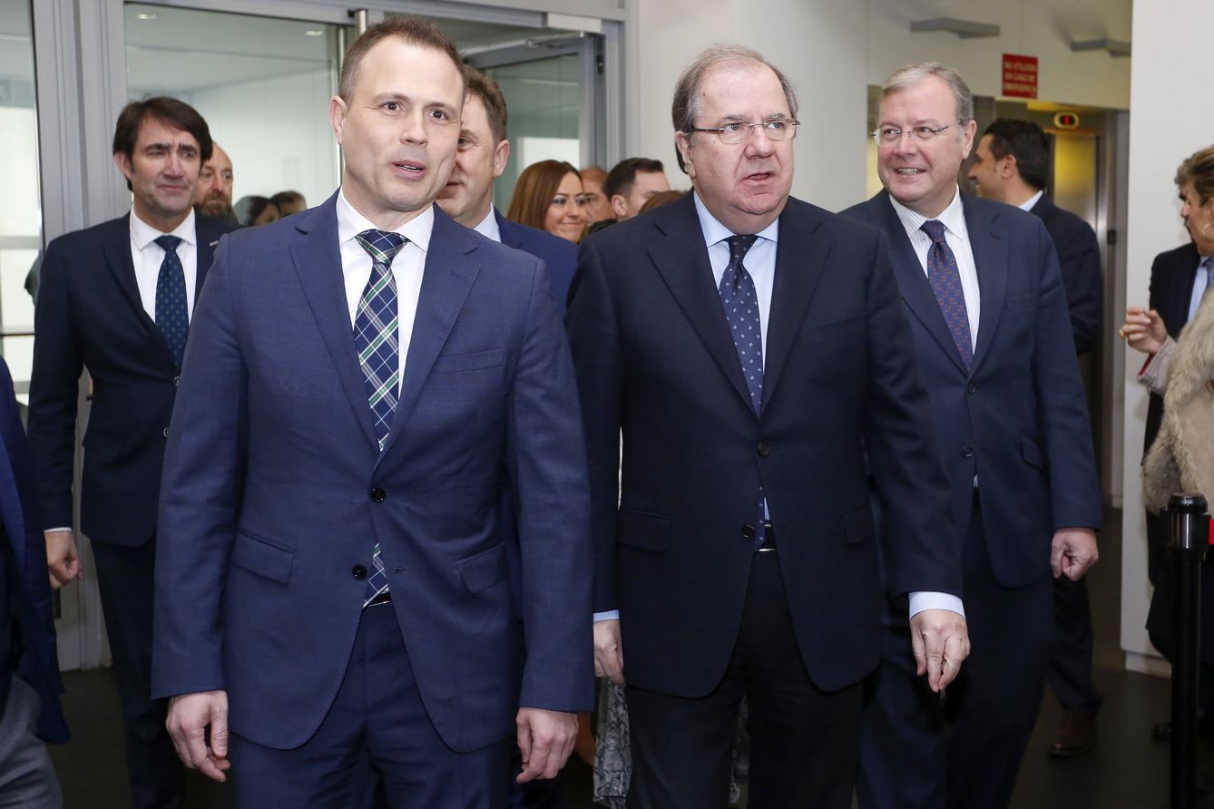 El presidente de la Junta de Castilla y León, Juan Vicente Herrera, clausura la Jornada de presentación del Cybersecurity Innovation Hub en León. Junto a él, el director general del Incibe, Alberto Hernández