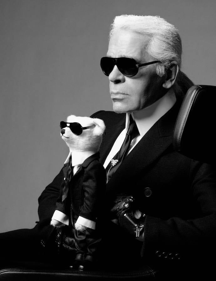 El diseñador alemán Karl Lagerfeld, conocido por haber dirigido las creaciones de la firma francesa Chanel desde 1983, ha fallecido este martes a los 85 años de edad.