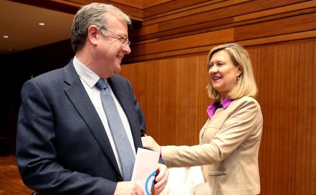 La consejera de Economía, Pilar del Olmo, junto al procurador Antonio Silván, durante el Pleno de las Cortes de Castilla y León.