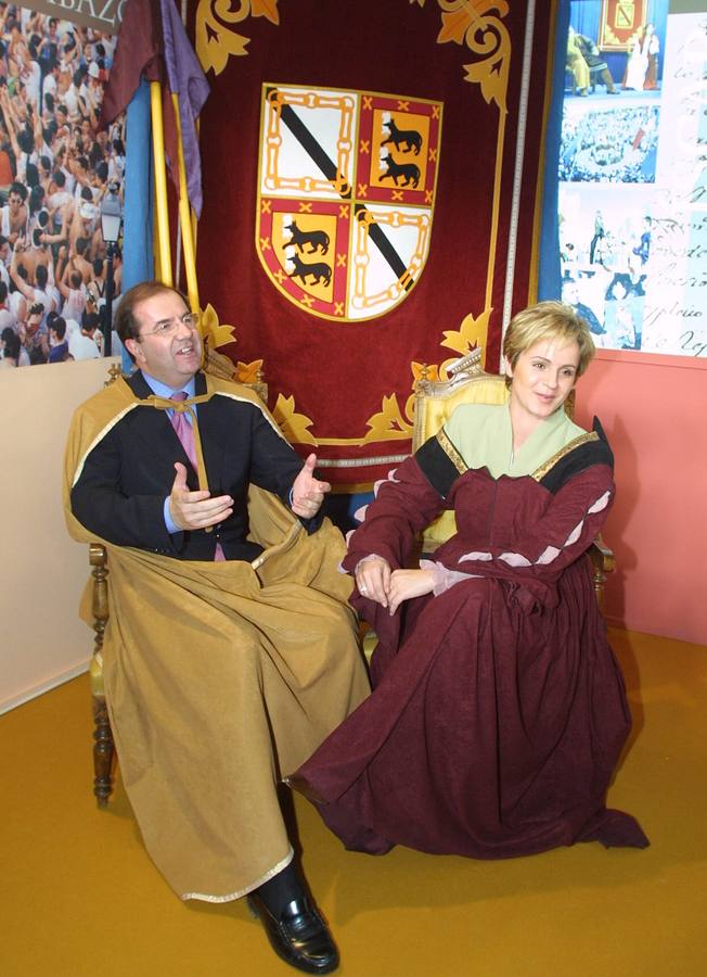 22.11.01 Juan Vicente Herrera, presidente de la Junta de Castilla y León, y Silvia Clemente, consejera de Medio Ambiente, ataviados con trajes de época durante la inauguración de la V Feria Intur.