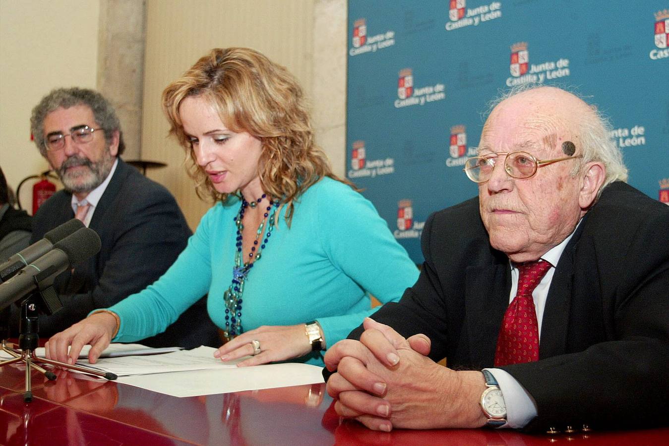 05.11.04 La consejera de Cultura, Silvia Clemente (c), lee el fallo de los pemios Fray Luis de León,acompañada de dos miembros del jurado Ernesto Scapa (i) y el premio Cervantes José Jimenez Lozano.