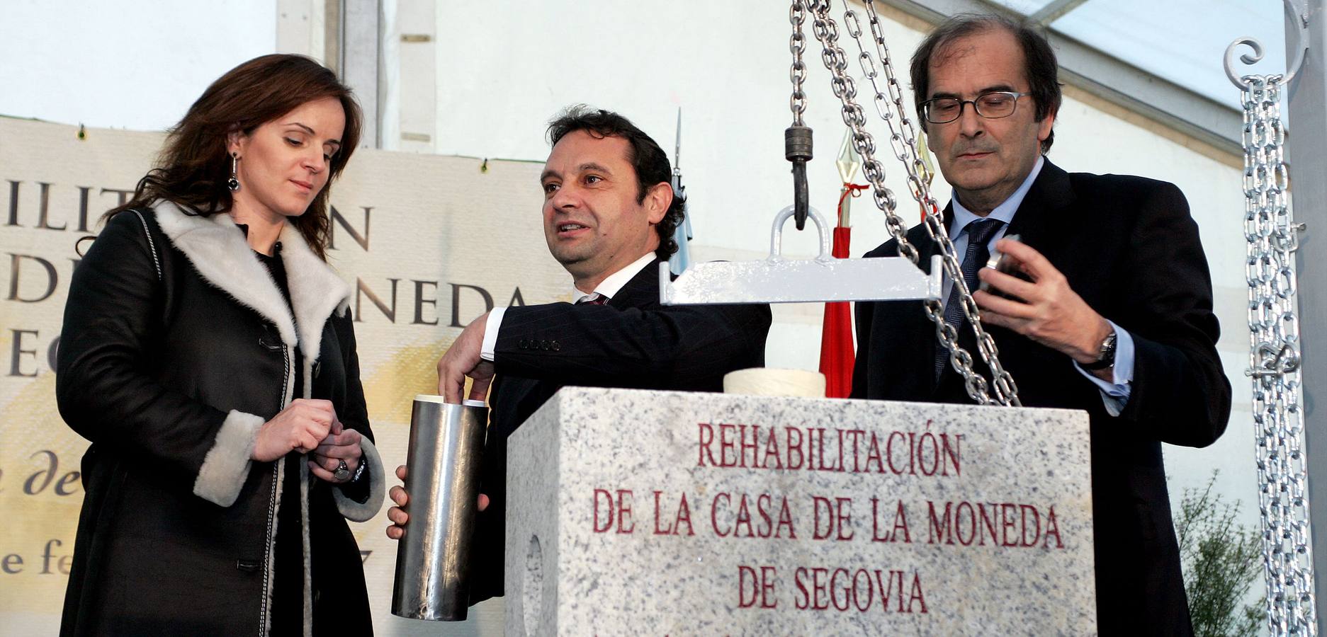 14.02.07 La consejera de Cultura, Silvia Clemente; el alcalde de Segovia, Pedro Arahuetes y el secretario general de la Vivienda, Javier Eugenio Ramos, en el acto de colocación de la primera piedra para la rehabilitación de la Casa de la Moneda de Segovia.