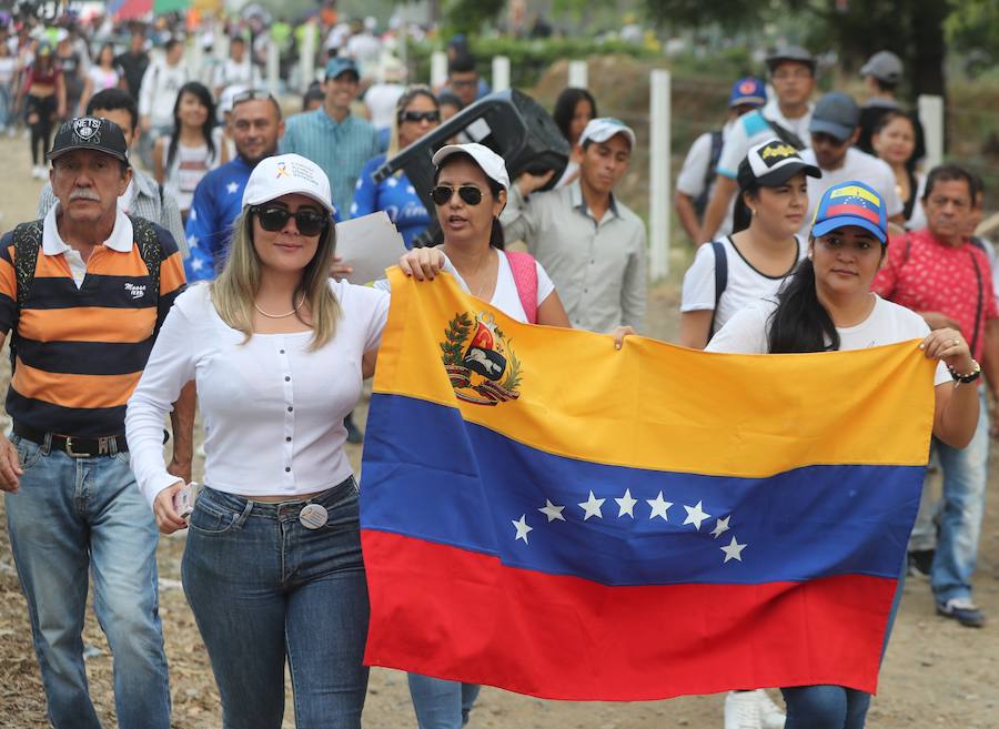 Miles de personas se reúnen en Cútcuta (Colombia), para el multitudinario concierto a favor del envío de ayuda humanitaria a Venezuela.