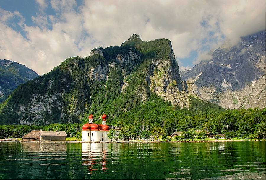 Bavaria, Alemania | A los pies de los Alpes y cerca del castillo Neuschwanstein, es un auténtico entorno sacado de un cuento de hadas. Ideal para practicar senderismo y, para los más atrevidos, hasta nadar en algún lago.