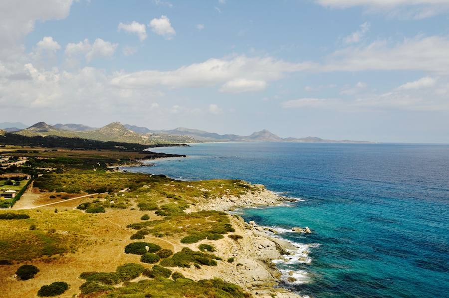 Cerdeña, Italia | En este rincón paradisíaco en medio del mediterráneo se encuentra Sant’Antioco, una pequeña zona de tierra que permanece como en una burbuja, sin tocar y también cerca de la bahía de Tonnara, una especie de playa privada en la que disfrutar del sol y el agua. Es un entorno con más de 150 lugares para acampar y poder disfrutar de las increíbles vistas al mar cristalino. 