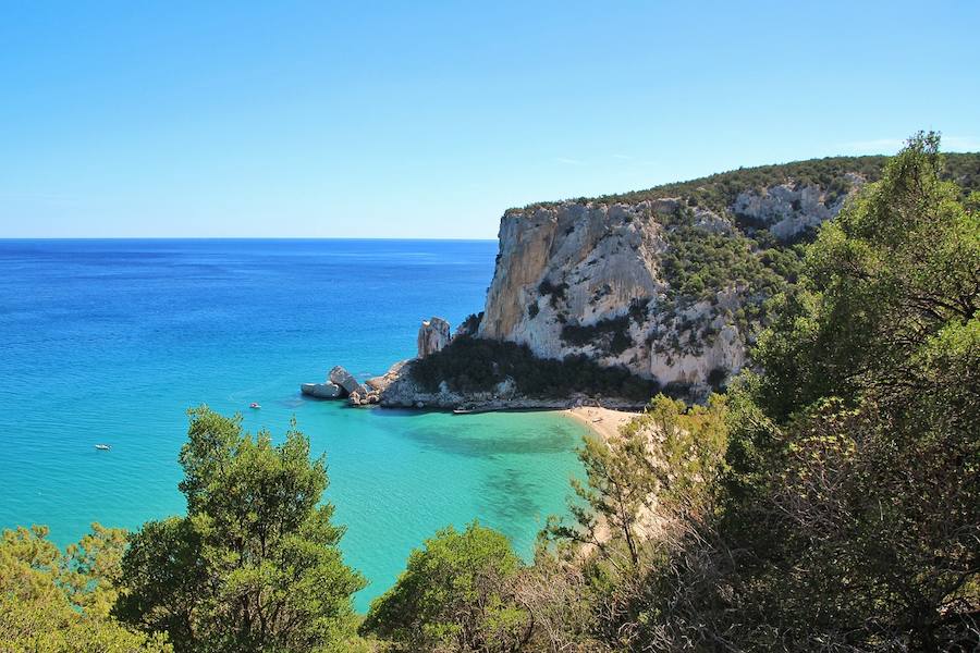 Cerdeña, Italia | En este rincón paradisíaco en medio del mediterráneo se encuentra Sant’Antioco, una pequeña zona de tierra que permanece como en una burbuja, sin tocar y también cerca de la bahía de Tonnara, una especie de playa privada en la que disfrutar del sol y el agua. Es un entorno con más de 150 lugares para acampar y poder disfrutar de las increíbles vistas al mar cristalino. 