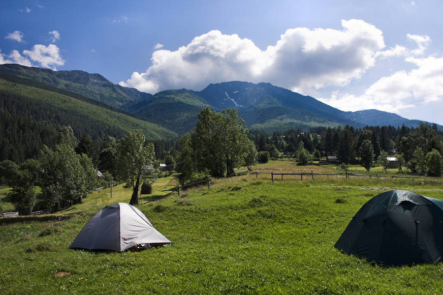 Bran, Rumanía | Más conocida como la región del conde Drácula, esta zona es ideal para acampar, especialmente para los amantes de las leyendas e historias de terror a la luz de la hoguera. Es la perfecta combinación entre ambiente y naturaleza, cerca del imponente castillo del siglo XIV del famoso vampiro. Hay incluso una zona de acampada llamda 'Vampire Camping' en honor del conocido personaje de Bram Stoker.