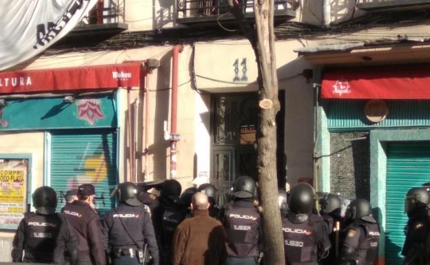 La Policía Nacional custodia la entrada de Argumosa 11. 