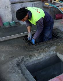 Imagen secundaria 2 - El Ayuntamiento retira el cableado de la fachada de la iglesia de San Francisco de La Vega, una demanda histórica de los vecinos