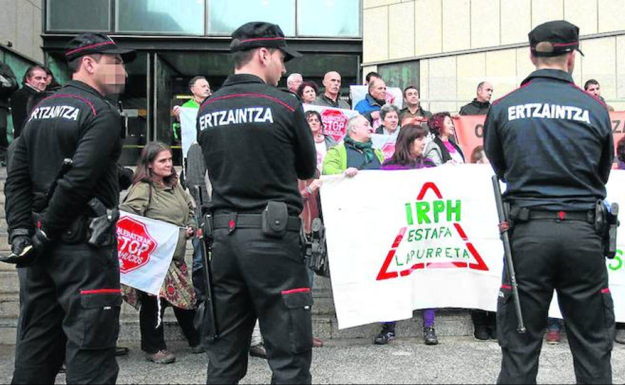 Protesta de una plataforma contra el IRPH en San Sebastián.