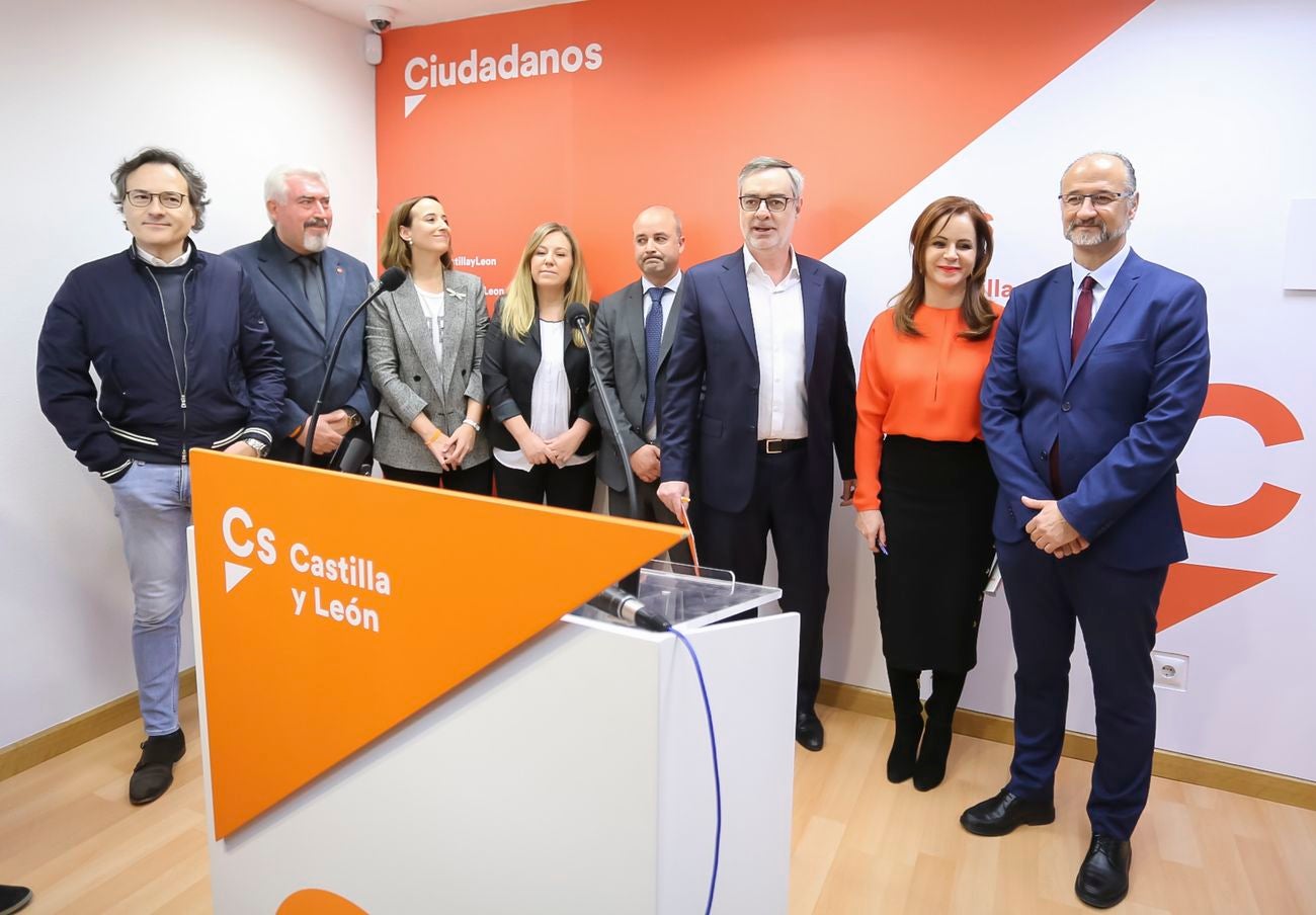 El secretario general de Ciudadanos, José Manuel Villegas, acompañado por Silvia Clemente, ofrece una rueda de prensa en la sede de Cs Castilla y León