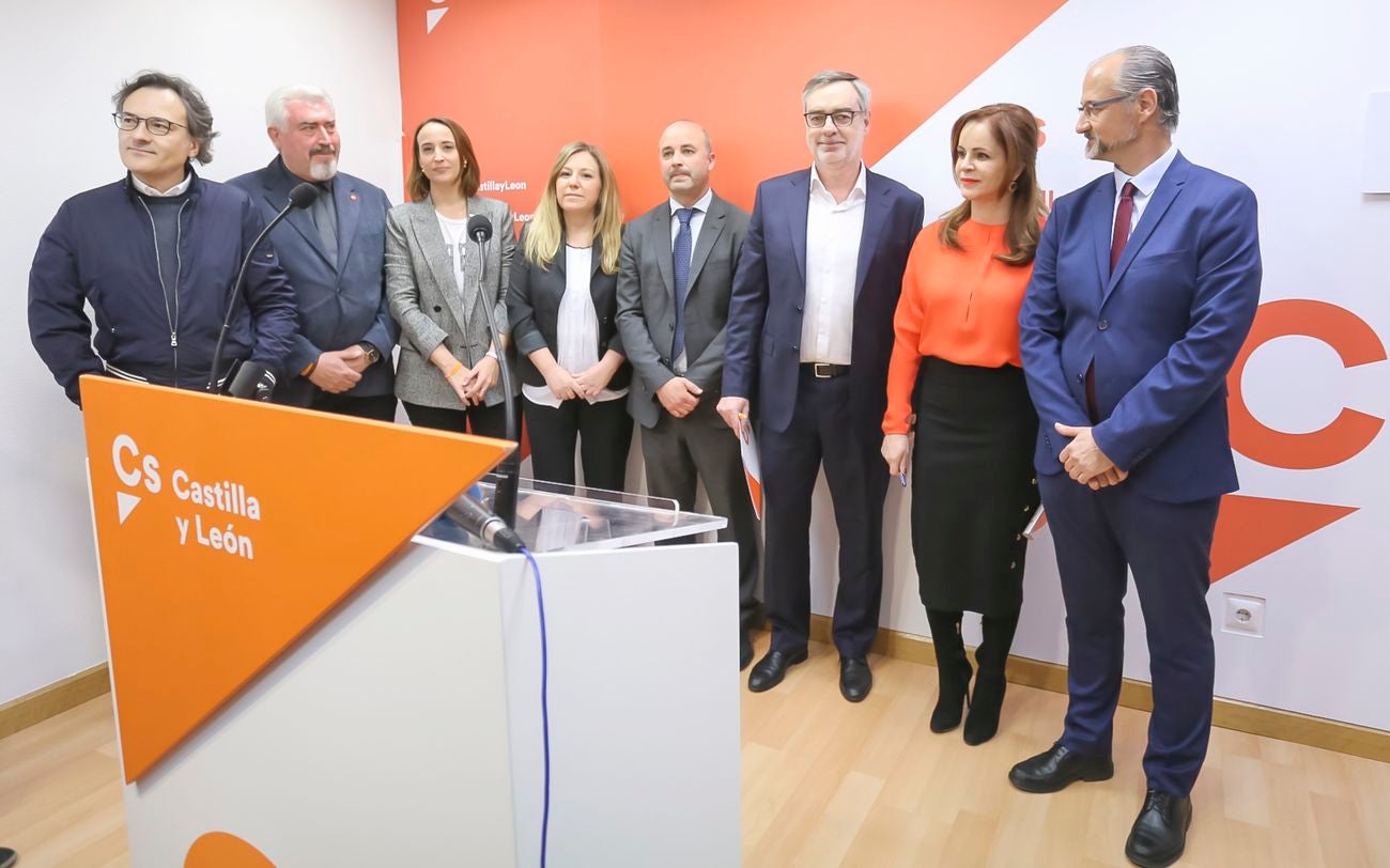 El secretario general de Ciudadanos, José Manuel Villegas, acompañado por Silvia Clemente, ofrece una rueda de prensa en la sede de Cs Castilla y León