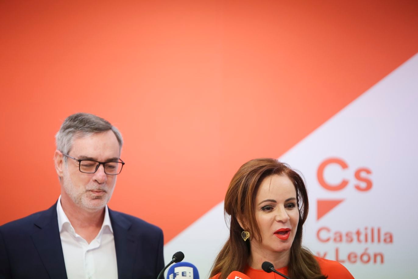 El secretario general de Ciudadanos, José Manuel Villegas, acompañado por Silvia Clemente, ofrece una rueda de prensa en la sede de Cs Castilla y León