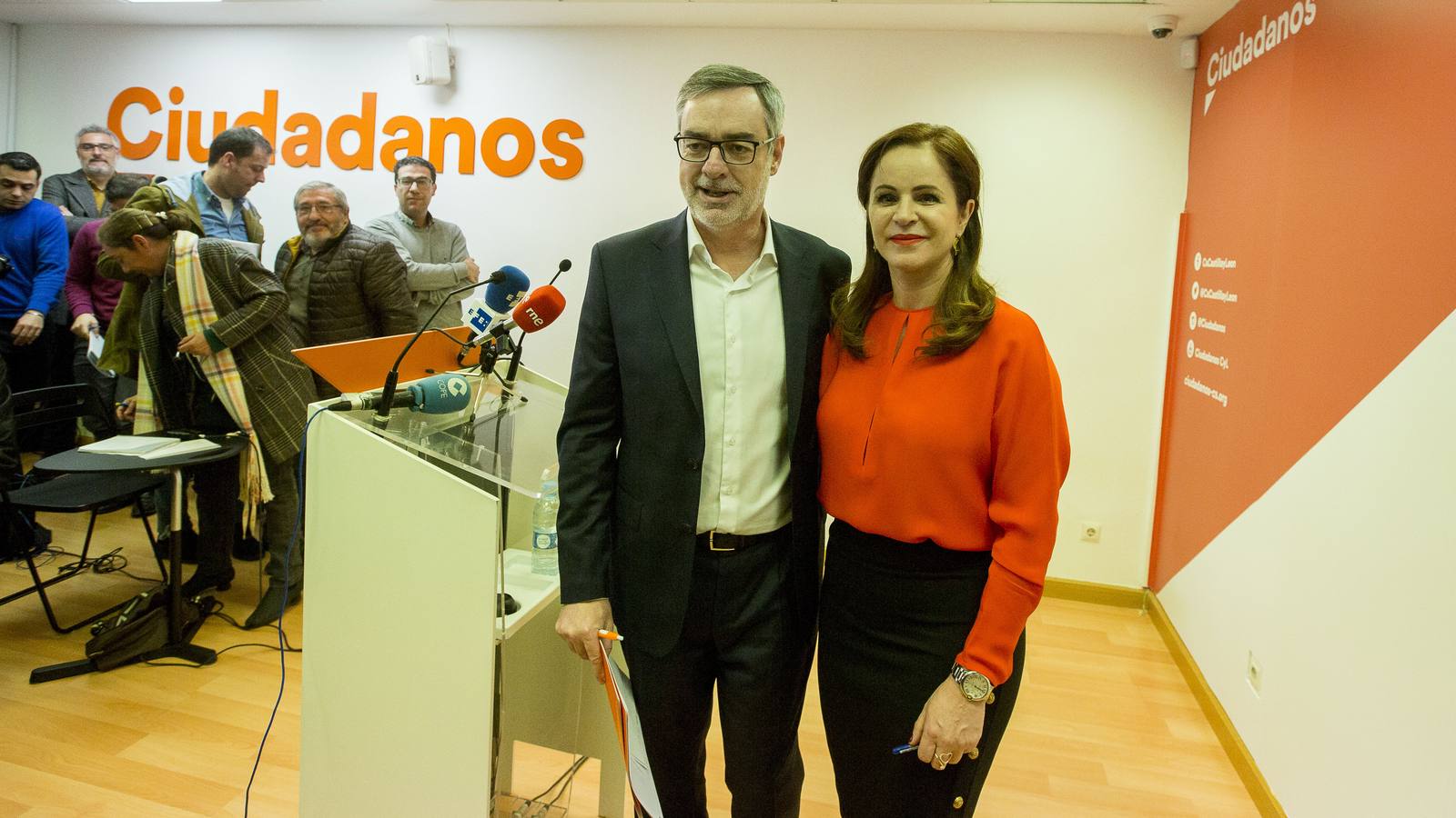 Clemente ha comparecido en la misma sede y sala de prensa donde el diputado por Valladolid, Francisco Igea, anunciaba ayer que le plantará cara en unas primarias que se antojan arduas