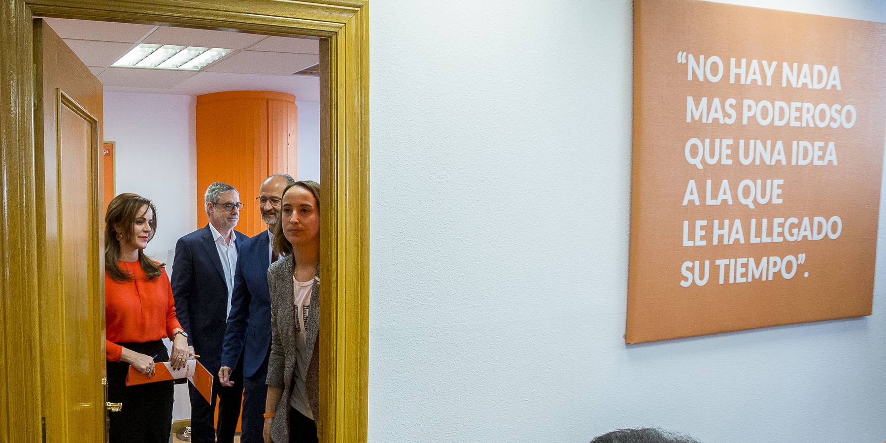 Clemente ha comparecido en la misma sede y sala de prensa donde el diputado por Valladolid, Francisco Igea, anunciaba ayer que le plantará cara en unas primarias que se antojan arduas