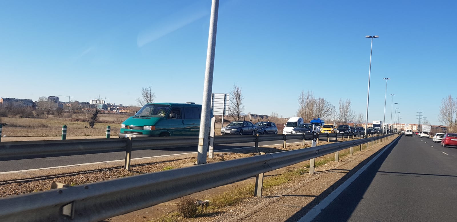 Fotos: Aparatosa colisión en la Ronda Este